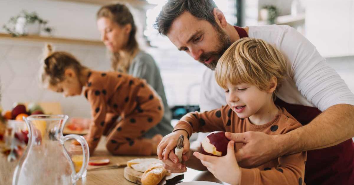 Representative image of a young family with two little children preparing breakfast (Cover Image Source: Getty Images | Halfpoint Images)
