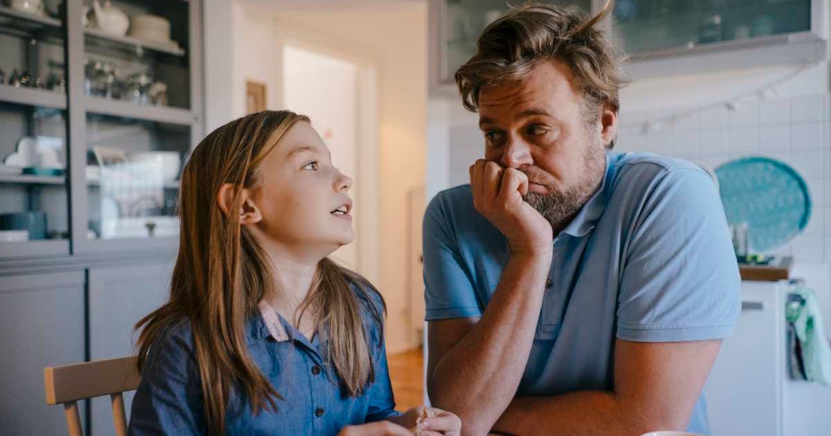 Daughter talking to father in the kitchen at home. (Representative Cover Image Source: Getty Images | Westend61)